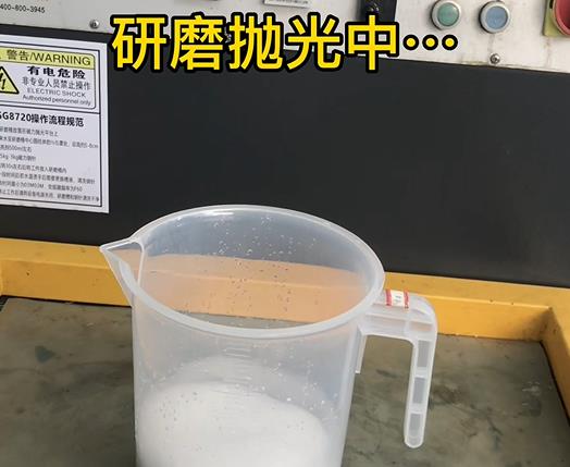 正在不銹鋼材質(zhì)金屬拋光去氧化層 正在不銹鋼材質(zhì)金屬拋光去氧化層