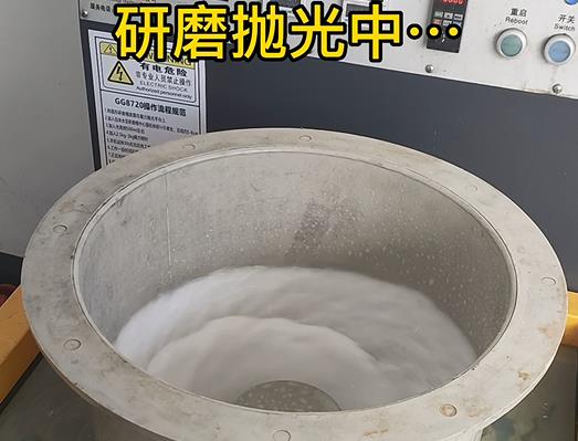 正在不銹鋼武術(shù)用具刀把拋光清洗 正在不銹鋼武術(shù)用具刀把拋光清洗